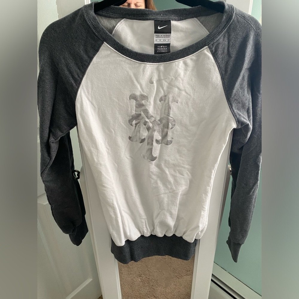 Nike Women’s NY Mets Size XS Long Sleeve Gray & White w Silver Trim Sweatshirt